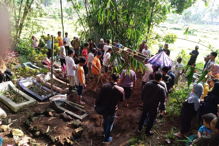 Salahsatu lokasi pemakaman korban tewas miras oplosan di Desa Jayamukti Kecamatan Leuwisari Kabupaten Tasikmalaya, Kamis (23/1/2020) pagi.