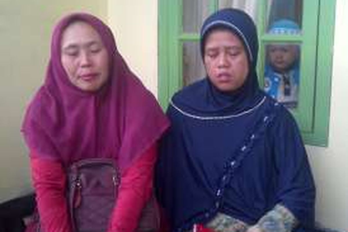 Kakak kandung almarhum Tia Agus Miharja, Lilis Haryati (kiri). 
