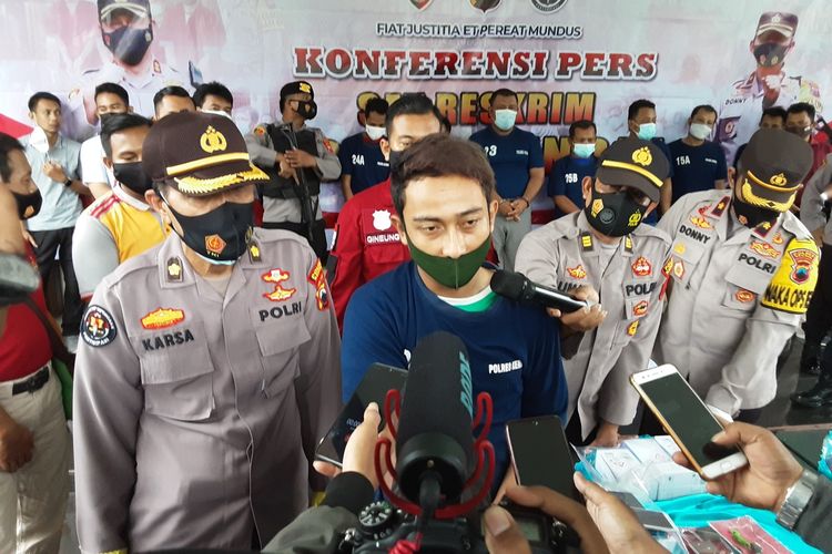 RD di kawal polisi, saat konfrensi pers di Polres Kendal. KOMPAS.COM/SLAMET PRIYATIN