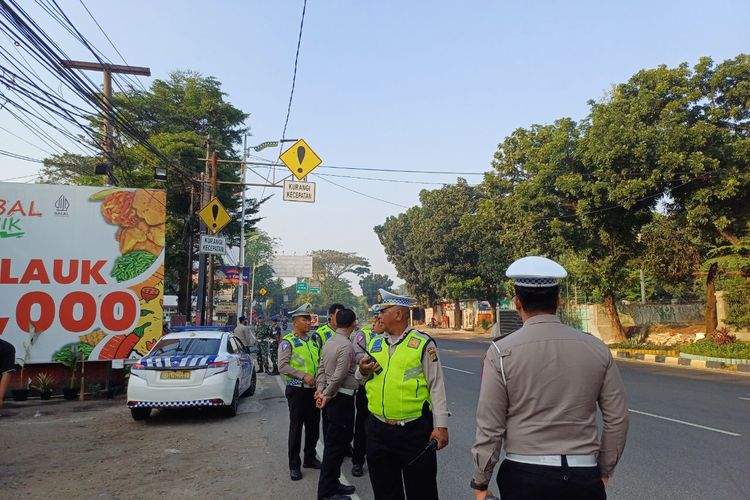 Petugas kepolisian dari Satlantas Polres Metro Jakarta Selatan saat berjaga-jaga di Jalan Raya Lenteng Agung, Jagakarsa, Jakarta Selatan, untuk mencegah pemotor lawan arah, Kamis (24/8/2023).