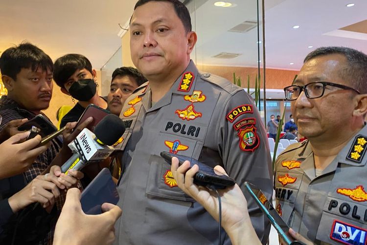 Dirkrimum Polda Metro Jaya Kombes Hengki Haryadi pada Sabtu (31/12/2022) mengatakan korban mutilasi di Bekasi diduga dipotong menggunakan gergaji listrik. Pihaknya kini masih mendalami kasus mutilasi tersebut. 