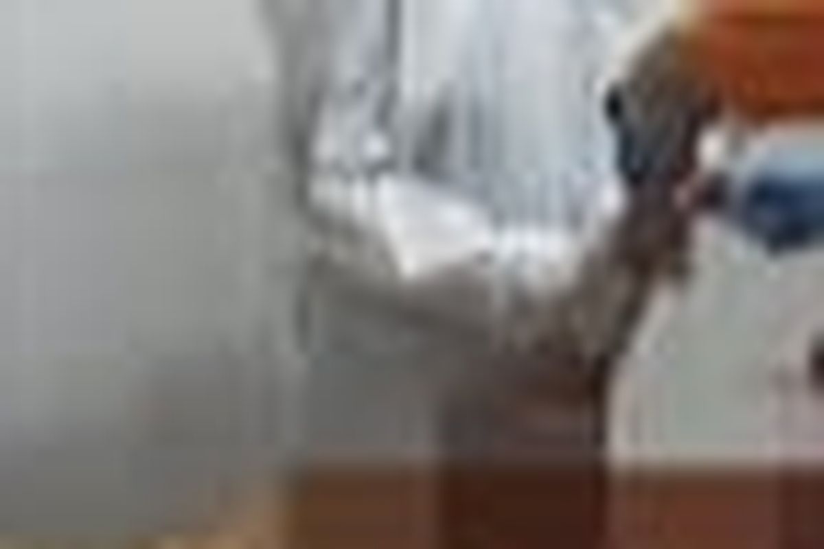 Penanganan terhadap jasad Jumawi (57), warga Dusun Panapan, Desa Sopet, Kecamatan Jangkar, Kabupaten Situbondo, Provinsi Jawa Timur yang ditemukan tewas bersimbah darah setelah dianiaya tetangganya pada Sabtu (24/5/2025). 