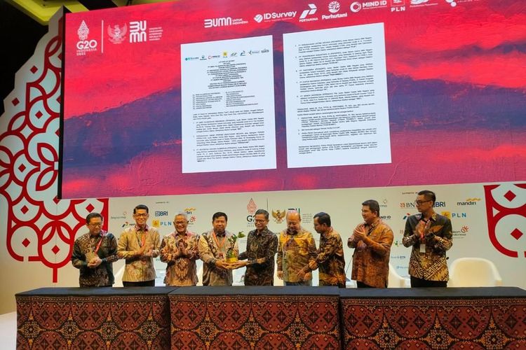 Wakil Menteri BUMN I Pahala Mansury bersama IDSurvey dan tujuh BUMN lainnya menandatangani komitmen Net Zero Emission pada Selasa (18/10/2022) di Nusa Dua Convention Center, Denpasar, Bali.