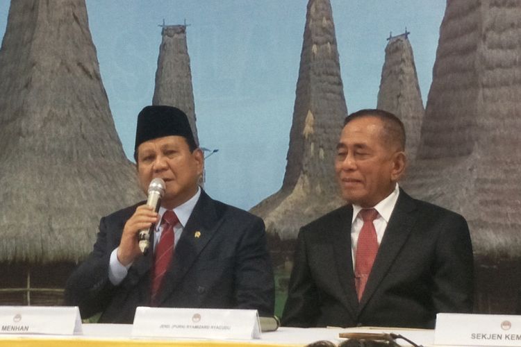 Menteri Pertahanan Prabowo Subianto saat memberikan keterangan seusai sertijab di Kementerian Pertahanan, Jakarta Pusat, Kamis (24/10/2019).