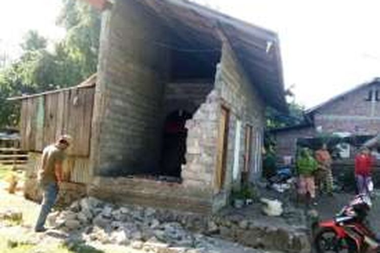 Lebih dari 100 rumah di Kabupaten Dompu NTB rusak parah akibat gempa, Sein (01/8/2016). 