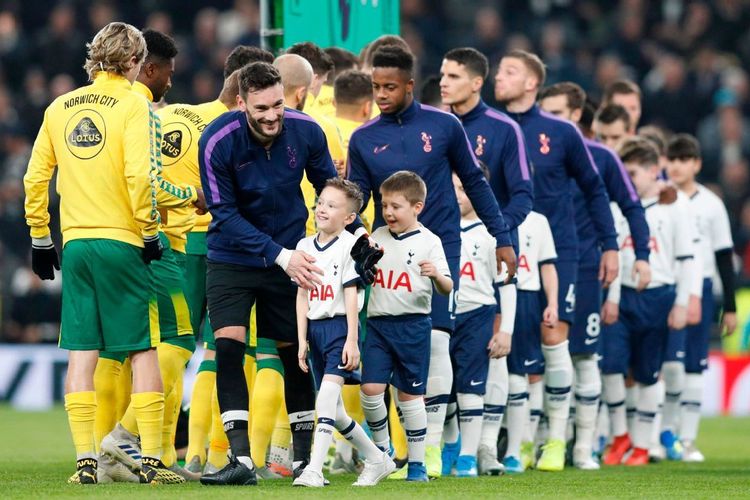 Prosesi jabat tangan sebelum laga Tottenham Hotspur kontra Norwich City. 