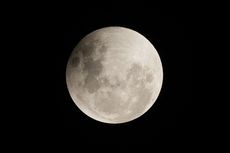 Demi Lihat Gerhana Bulan, Warga di Pasuruan Antre Gunakan Teleskop