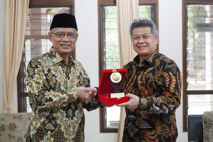 Ketua Umum PP Muhammadiyah Haedar Nashir (kiri) bersama Ketua Konferensi Waligereja Indonesia (KWI) Mgr. Antonius Subianto Bunjamin di Kantor Waligereja Indonesia Katedral, Jakarta Pusat, Jumat (9/6/2023)