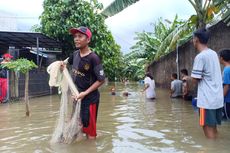Sejumlah Warga Manfaatkan Banjir Danau Cipondoh Jadi Sumber Rejeki