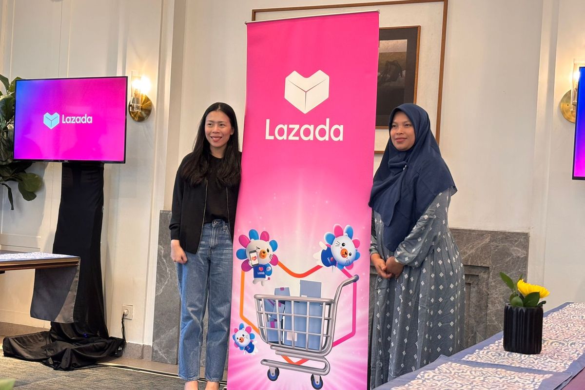 Head of Operations Lazada Indonesia, Amelia Tediarjo dan Ika Puspa Sari, pendiri toko ?Al-Mubarokah Herbal? di Lazada dalam acara Media Gathering Lazada Level Up 2024, di Jakarta (25/10/2024).