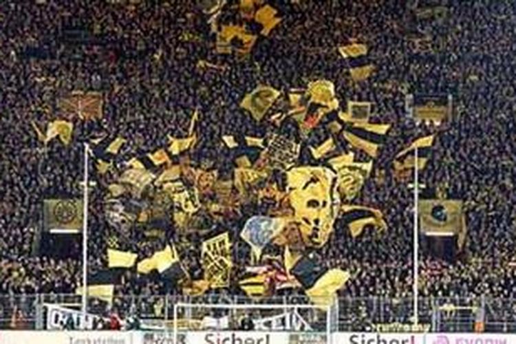 Tribun "Yellow Wall" di markas Borussia Dortmund, Signal Iduna Park. 