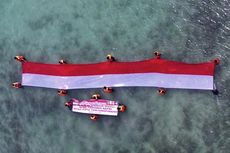 Bendera Merah Putih Raksasa Berkibar di Tengah Laut Kepulauan Riau