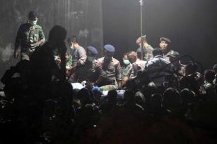 Pada tengah malam, anggota TNI dan polisi melakukan pencarian korban jatuhnya pesawat Hercules C-130 milik TNI AU di Jalan Jamin Ginting, Medan, Sumatera Utara, 30 Juni 2015. Pesawat itu jatuh dua menit setelah lepas landas dari Pangkalan Udara Soewondo pukul 12.08.