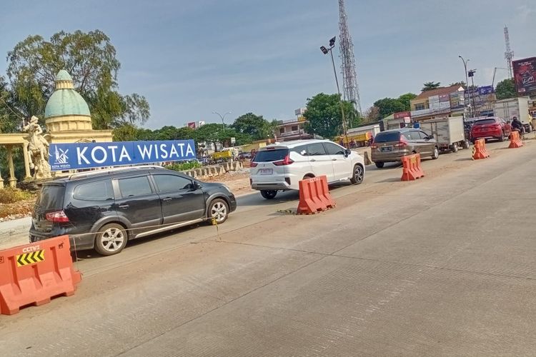 Kemacetan di Jl Transyogi, Cileungsi-Cibubur terjadi sejak pukul 05.00 subuh, Senin (19/9/2022) hingga siang ini, akibat penutupan putaran balik di depan SD Al Azhar Syifa Budi.