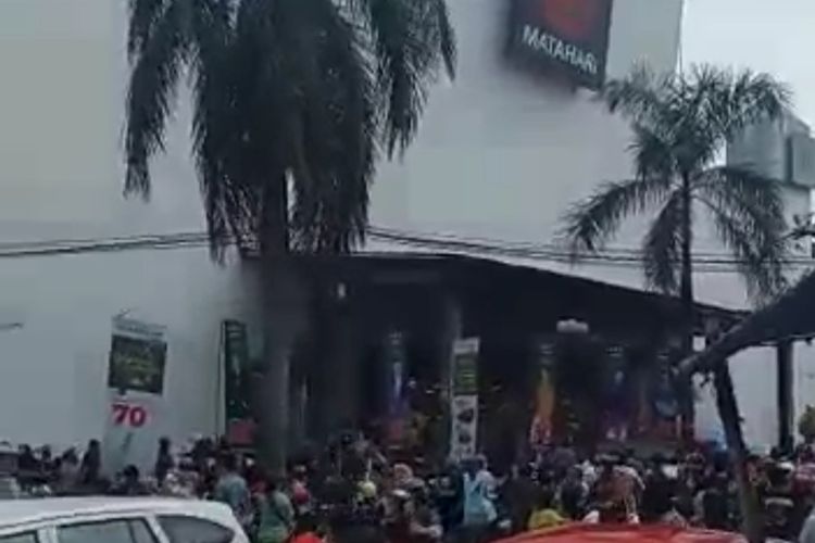 Ratusan pengunjung Matahari Dept Store Tasikmalaya, Jawa Barat, berhamburan keluar panik saat mendengar suara kencang lantai keramik retak saat berbelanja Lebaran di Jalan Veteran Kota Tasikmalaya, Minggu (24/4/2022).