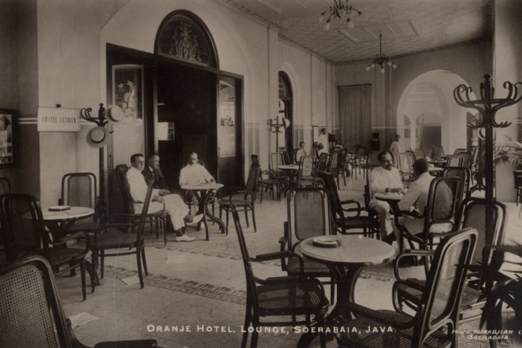 Lobi Hotel Oranje di Surabaya tahun 1920