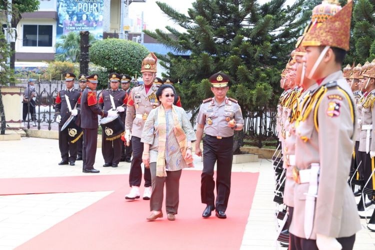 Ketua Dewan Pengarah BPIP Megawati Soekarnoputri disambut dengan upacara penyambutan dan karpet merah di Mabes Polri, Jakarta, Rabu (21/3/2018).