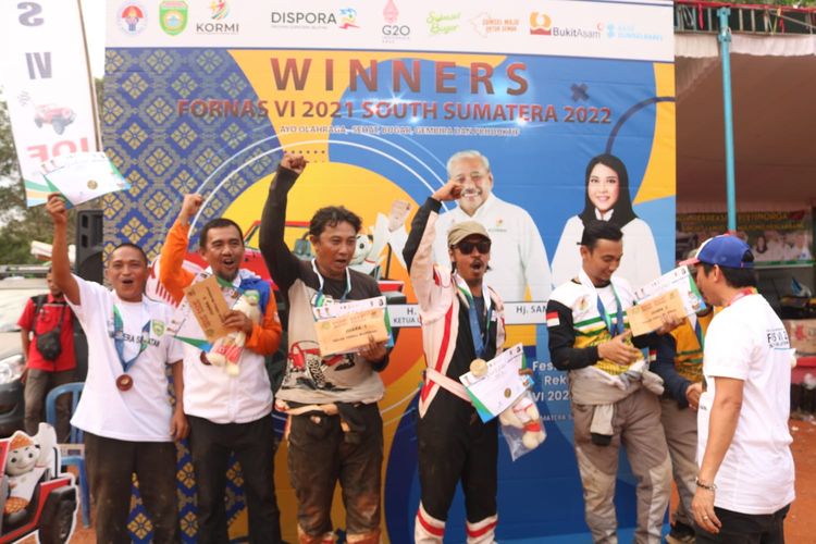 Heru Kundhimiarso offroader asal Pemalang saat menerima medali di podium Fornas VI Palembang