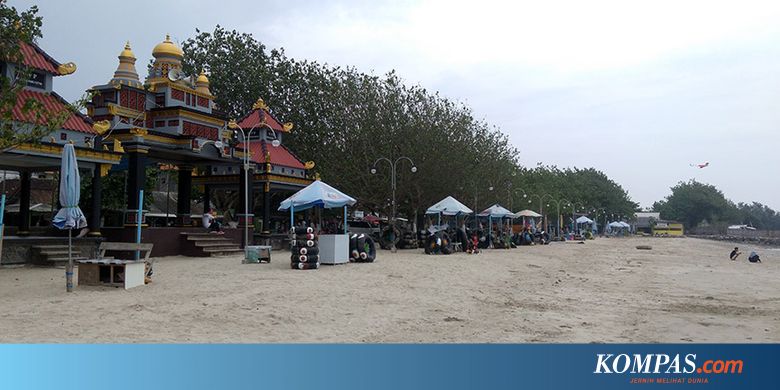 Berenang Di Pantai Pasir Putih Pantai Dalegan Gresik