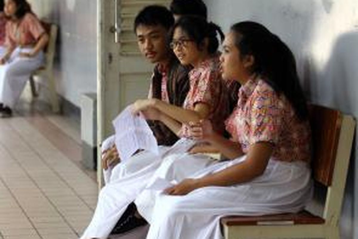 Siswa tengah belajar tambahan saat jam istirahat di depan kelas SMAN 1, Jakarta Pusat, Kamis (27/3/2014). Gubernur DKI Jakarta Joko Widodo masih akan mengkaji terkait perubahan jadwal jam masuk sekolah. Perubahan jam masuk itu untuk mengurangi tingkat kemacetan lalu lintas antara 6 persen dan maksimal 14 persen. Warta Kota/angga bhagya nugraha