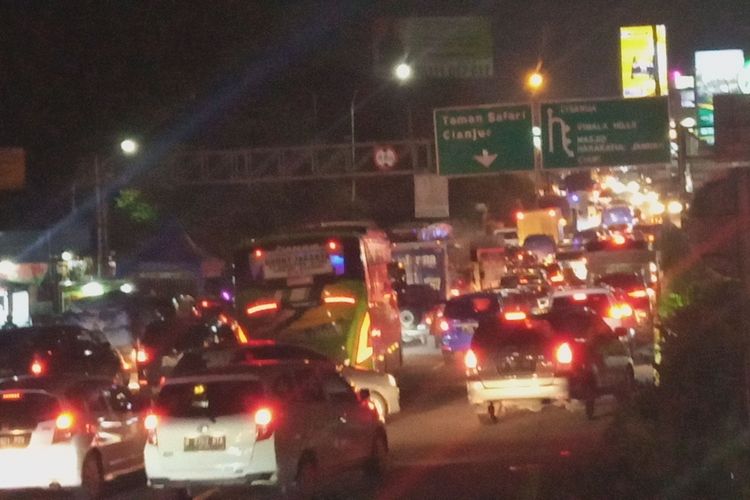 Situasi arus lalu lintas di jalur Puncak, Bogor, Jawa Barat, mengalami kemacetan jelang libur Hari Lahir Pancasila, Senin (31/5/2021).