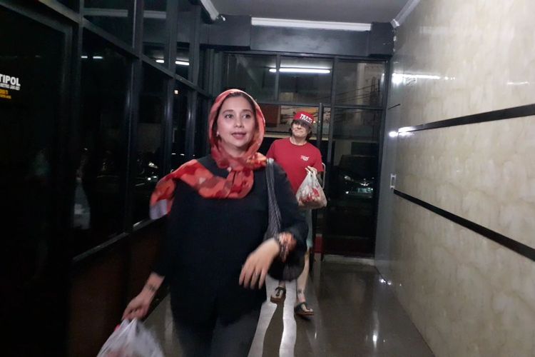 Ayu Azhari dan suaminya Mike Tramp mendatangi Mapolres Metro Jakarta Selatan di kawasan Kebayoran Baru, Jumat (14/2/2020).