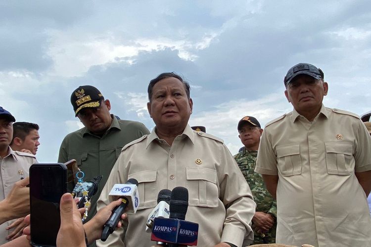 Presiden Prabowo Subianto menyatakan akan menindak tegas pelaku pembalakan liar.  Hal ini dikatakannya saat ditanya mengenai adanya tersangka pembalakan liar, usai meninjau penanganan banjir di Langkat, Sumatera Utara (Sumut), di Landasan Udara (Lanud) Soewondo, Medan, Sabtu (13/12/2025). 