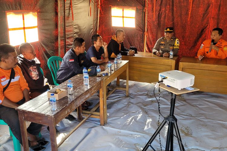 Keluarga keluarga penambang yang terjebak mendatangi lokasi kejadian di Desa Pancurendang, Kecamatan Ajibarang, Kabupaten Banyumas, Jawa Tengah, Kamis (27/7/2023). 