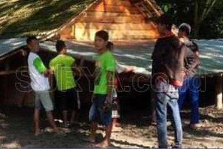 Warung nasi milik Mbah Bajang yang merupakan satu-satunya bangunan rumah di tepi Kali Putih kemasukan lumpur. Namun, Rabu (24/2/2016) pagi itu, lumpur sudah surut, baru sore hari, lumpur kembali meluap 
