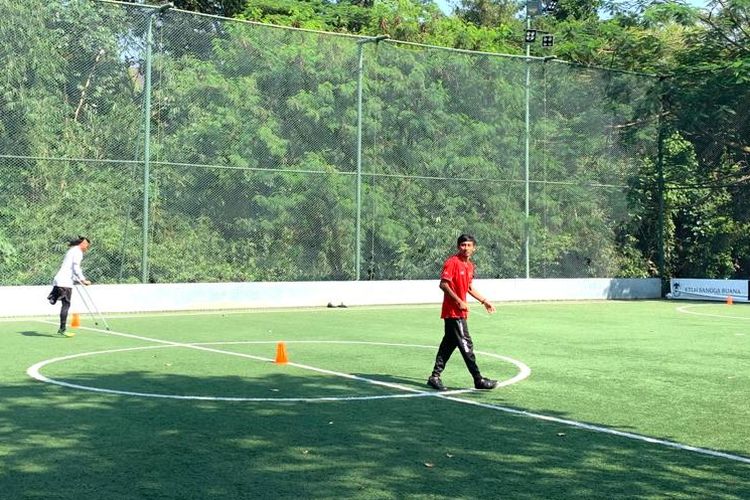 Pelatih timnas amputasi Indonesia, Bayu Guntoro, saat memimpin latihan di Sports Club Serena Mansion, Jakarta, pada Selasa (5/7/2022) pagi WIB.