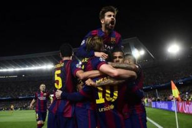 Para pemain Barcelona merayakan gol ke gawang Bayern Muenchen pada laga leg pertama semifinal Liga Champions di Stadion Camp Nou, Barcelona, Rabu (6/5/2015) waktu setempat. Barcelona menang 3-0 atas Bayern.