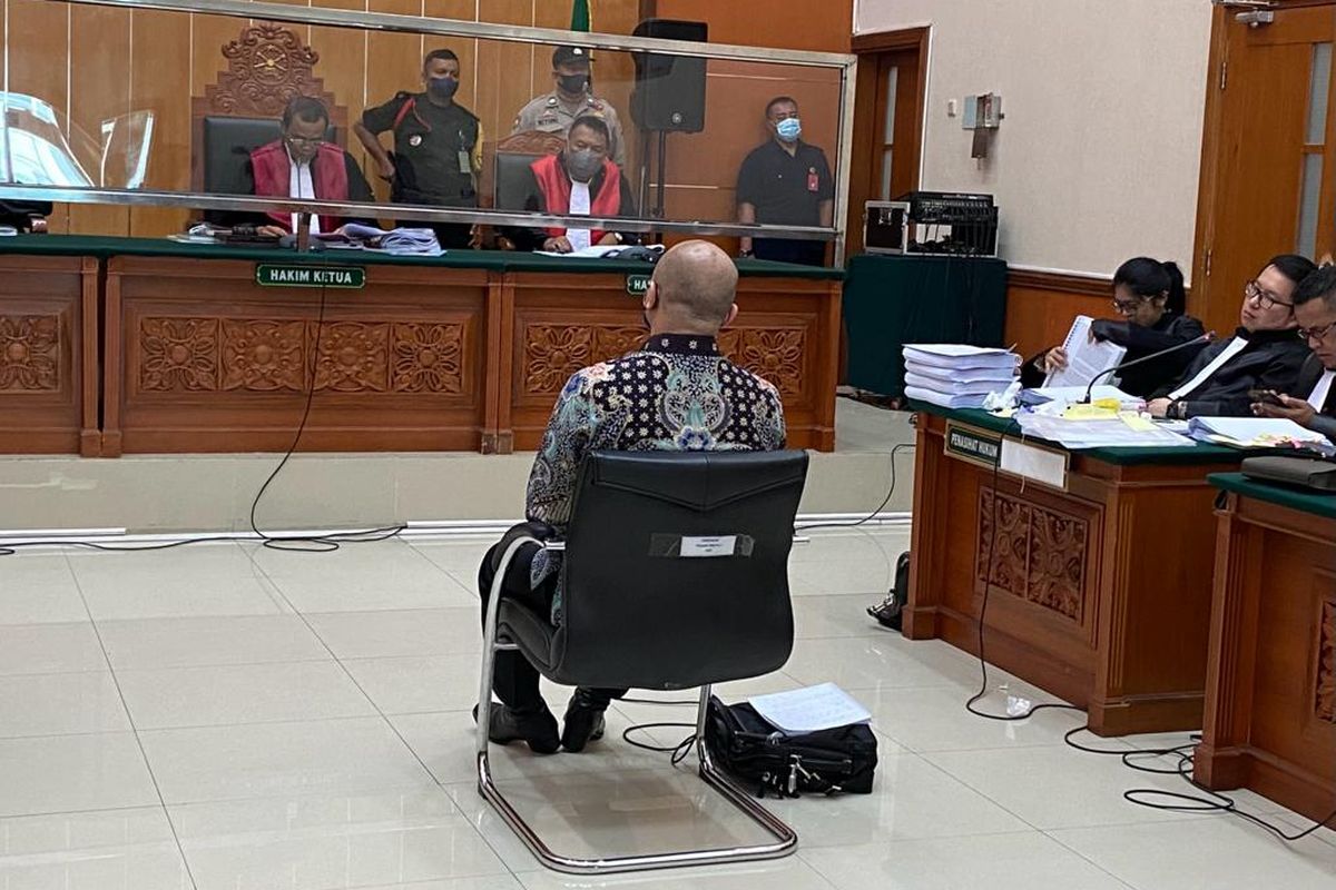 Irjen Teddy Minahasa dalam sidang pembacaan nota pembelaan atau pleidoi di PN Jakarta Barat, Kamis (13/4/2023). 