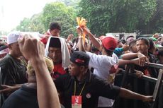 Penonton Konser Salam 2 Jari Diberi Gelang Jokowi-JK