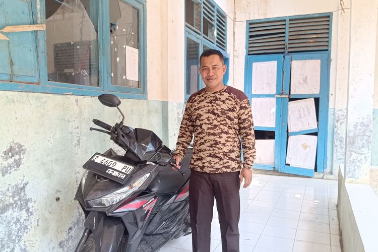 Kisah Pengabdian Ulumuddin Guru di Pedalaman Garut, Motor Nyaris Terbelah Imbas Jalan Rusak