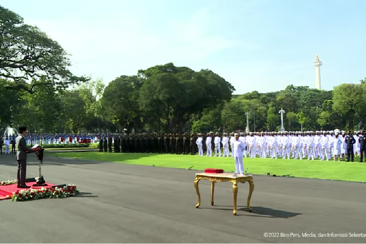 Presiden Joko Widodo selaku inspektur upacara membacakan amanat dalam upacara pelantikan perwira TNI/Polri di halaman Istana Merdeka, Jakarta, Kamis (14/7/2022).