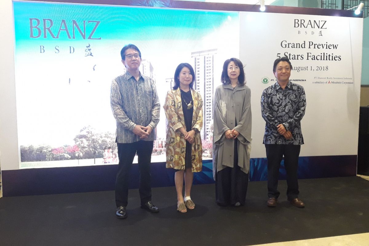 Presiden Direktur PT Tokyu Land Indonesia Keiji Sato dan Presiden Direktur PT Mitsubishi Corporation Indonesia Takashi Ito mengapit desainer Nikken Space Design, memperkenalkan 17 fasilitas bintang lima Branz BSD, Rabu (1/8/2018).