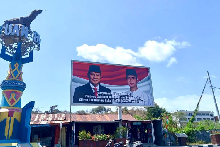 Foto : Baliho Calon Presiden Prabowo Subianto dan Walikota Solo, Gibran Raka Buming Raka, muncul di tempat berbeda di Kota Labuan Bajo, Kabupaten Manggarai Barat, NTT. 