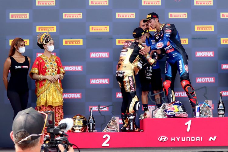 Toprak Razgatlioglu (kanan) dan Alvaro Bautista (kiri) saling mengucapkan seusai menerima trofi race 2 World Superbike 2022 di Sirkuit Pertamina Mandalika, Lombok, Nusa Tenggara Barat, Minggu (13/11/2022) siang.