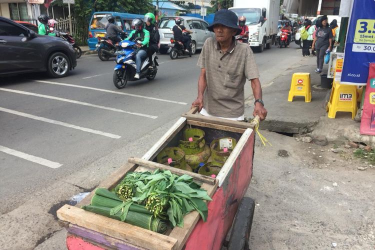 Anton,  penjual gas dan sayur keliling di Rumah Sakit Hermina,  Jalan Tole Iskandar,  Depok,  Jumat (8/2/2019).