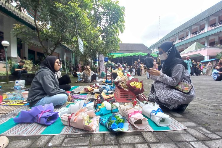 Sekumpulan pemuda dari Kecamatan Kutoarjo, Purworejo, Jawa Tengah sedang berjualan bucket di Universitas Muhammadiyah Purworejo, Jawa Tengah pada Sabtu (26/11/2022).