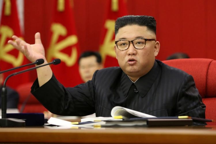 Pemimpin Korut, Kim Jong Un berbicara pada Kongres Partai Buruh di Pyongyang, 18 Juni 2021 lalu.