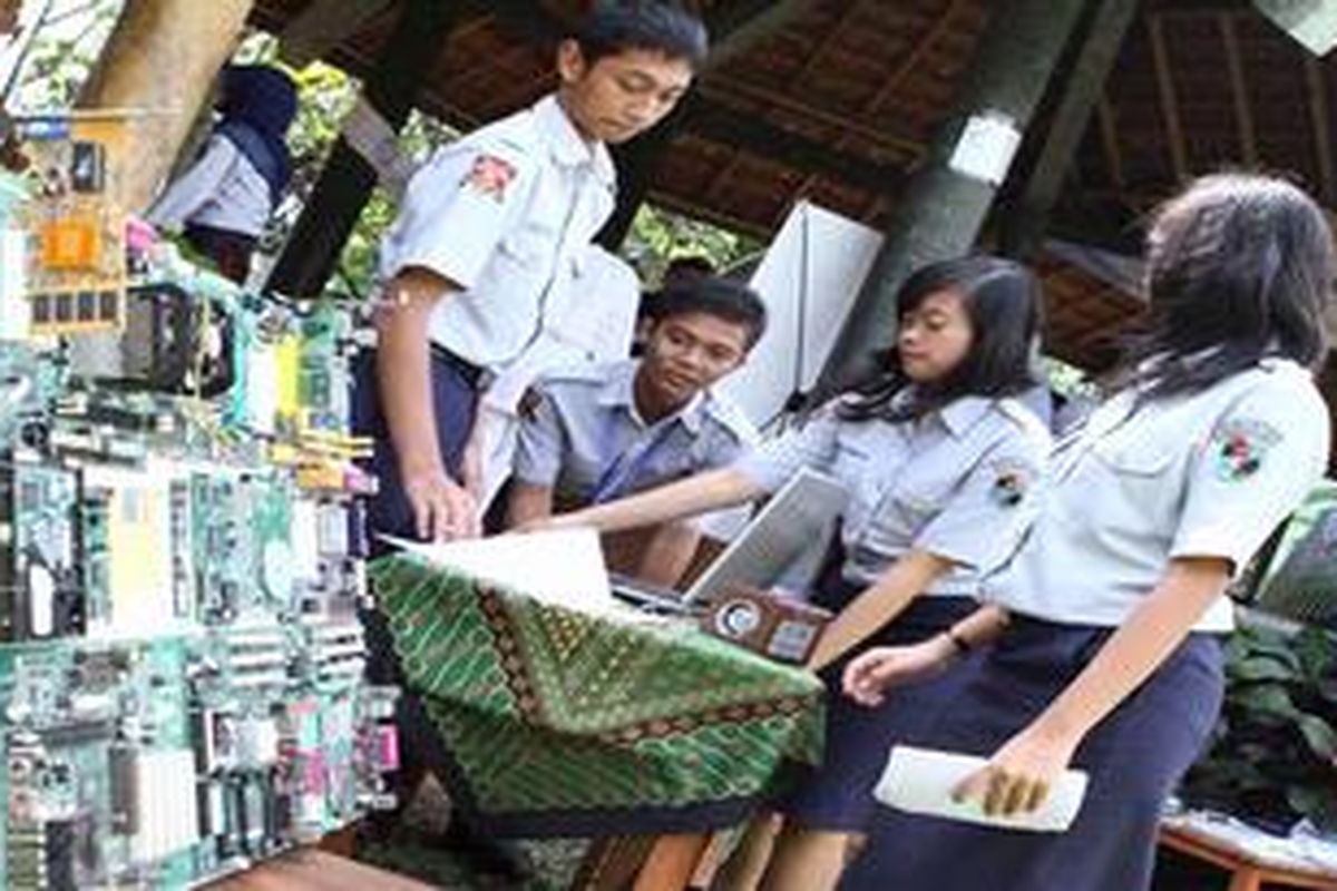 Di SMAN 10-Sampoerna Academy, tiap siswa punya kewajiban 200 jam mengikuti ekstra kulikuler atau yang disebut di sekolah ini dengan sebutan learn to live sebagai syarat kelulusan di tahun ketiganya.
