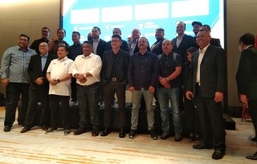 Perwakilan klub Liga 1 bersama petinggi PT Liga Indonesia Baru (LIB) dalam drawing pramusim 2022 di Hotel Pullman, Kota Bandung, Minggu (29/5/2022).