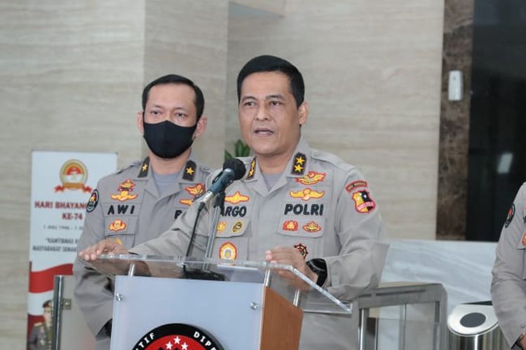 Kepala Divisi Humas Mabes Polri Irjen Argo Yuwono (tengah) di Gedung Bareskrim, Jakarta Selatan, Rabu (15/7/2020).