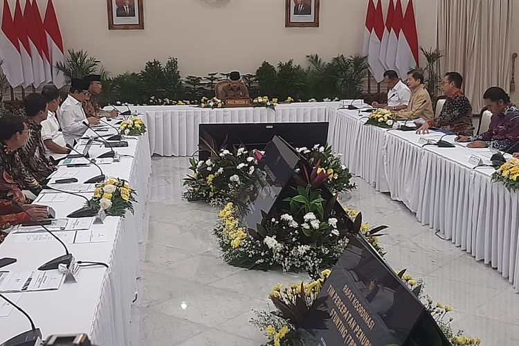  Wakil Presiden Ma'ruf Amin memimpin Rapat Tingkat Menteri (RTM) tentang Koordinasi Pengarah dan Pelaksana Tim Percepatan Penurunan Stunting (TPPS) di Istana Wakil Presiden, Jakarta, Selasa (19/3/2024).