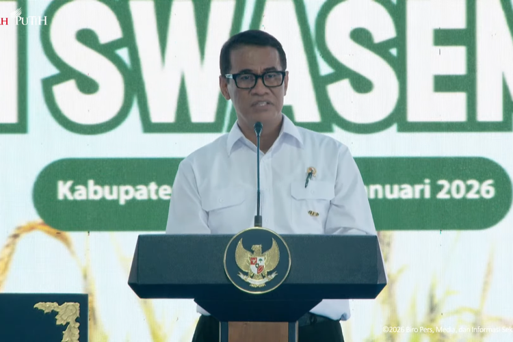 Menteri Pertanian (Mentan) Andi Amran Sulaiman saat memberikan sambutan dalam acara panen raya dan pengumuman swasembada beras di Kecamatan Cilebar, Karawang Timur, Jawa Barat, Rabu (7/1/2026).