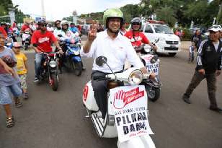 Cagub-cawagub nomor urut 3, Anies Baswedan menaiki Vespa saat turut serta dalam acara deklarasi damai di kawasan Monas, Jakarta Pusat, Sabtu (29/10/2016). Acara ini diisi dengan penandatangan prasasti damai dan arak-arakan kendaraan hias.