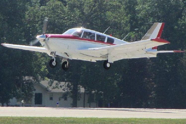 Pesawat ringan Piper PA-24 Comanche.