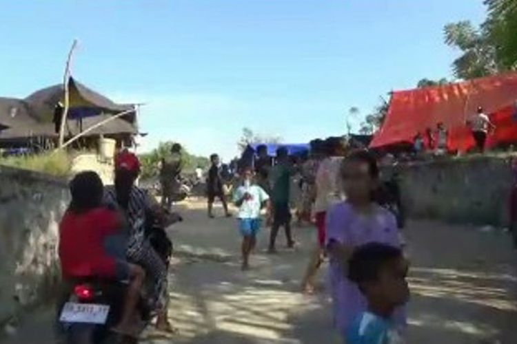 Pengungsi korban tsunami di berbagai lokasi pengungsian di dataran tinggi Donggala mengemis di jalan untuk makan.