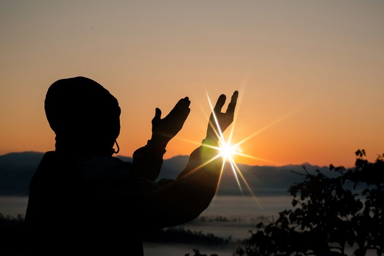 Ilustrasi berdoa. Berikut beberapa bacaan doa yang dapat diamalkan ketika terjadi gempa bumi.
